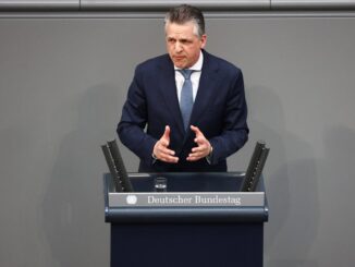 Thorsten Frei fala durante reunião inaugural do Bundestag em Berlim, 25 de março de 2025.