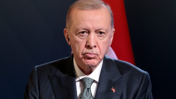 Presidente turco Recep Tayyip Erdogan durante coletiva de imprensa em Roma, 29 de abril de 2025.