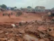 Equipes de resgate buscam sobreviventes após enchente em Mokwa, Nigéria, 30 de maio de 2025.