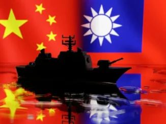 Bandeiras da China e de Taiwan com navio militar em primeiro plano