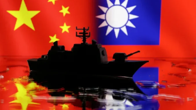 Bandeiras da China e de Taiwan com navio militar em primeiro plano