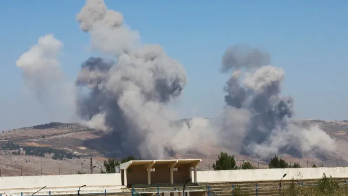 Fumaça sobe do distrito de Nabatieh após ataques israelenses, vista de Marjayoun, no sul do Líbano.