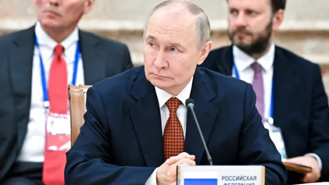 Presidente russo Vladimir Putin participa de reunião do Conselho Supremo da União Econômica Eurasiana em Minsk, Belarus, em 27 de junho de 2025.