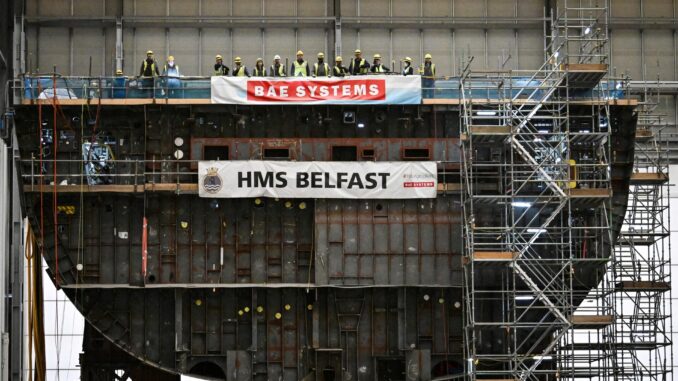 Funcionários reagem durante visita do primeiro-ministro britânico Keir Starmer à unidade da BAE Systems em Glasgow, Escócia