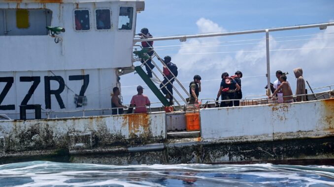 Equipe da Guarda Costeira dos EUA e autoridades de Vanuatu abordando um barco pesqueiro na Zona Econômica Exclusiva de Vanuatu, Pacífico Sul, em fevereiro de 2024.
