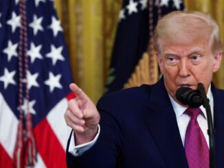 Donald Trump fala antes de assinar resoluções que anulam regras ambientais da Califórnia sobre caminhões de emissão zero e limites de NOx.