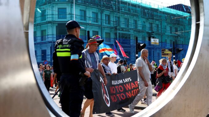 Pessoas participam de uma marcha contra a próxima cúpula de líderes da OTAN em Haia, Países Baixos, em 22 de junho de 2025.