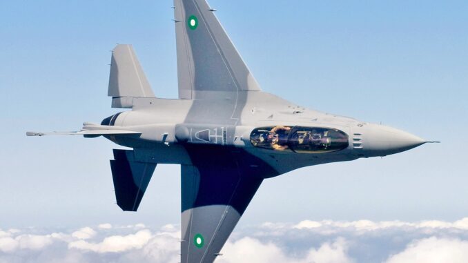 Caça F-16D Block 52+ da Força Aérea do Paquistão taxiando antes de decolagem