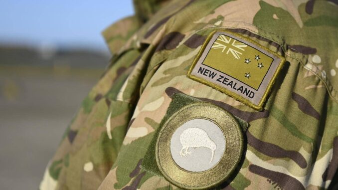 Uniforme militar com emblema da Nova Zelândia em destaque.