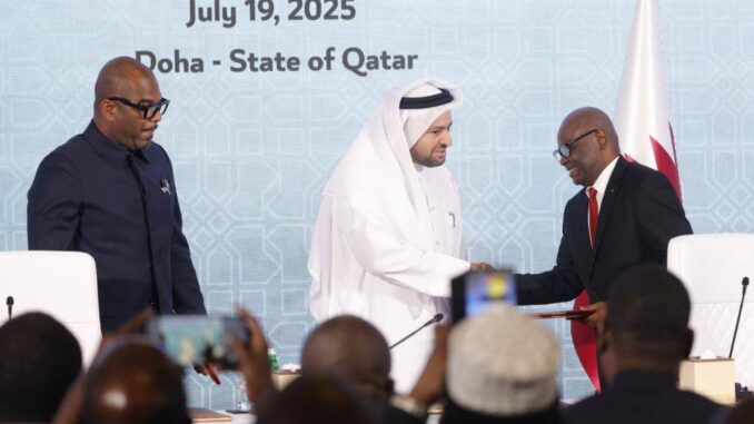 Sumbu Sita Mambu observa enquanto Mohammed al-Khulaifi, negociador-chefe do Catar, cumprimenta Benjamin Mbonimpa, secretário executivo do M23, em Doha, 19 de julho de 2025.