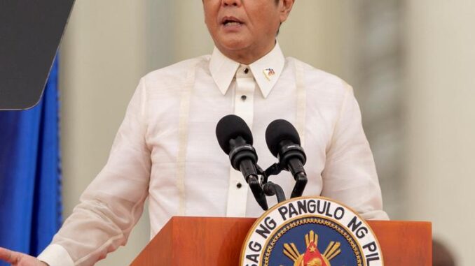 Presidente filipino Ferdinand Marcos Jr. discursando em evento oficial em Washington durante visita para negociações comerciais com os Estados Unidos em julho de 2025.