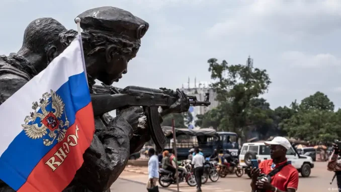 Bandeira russa colocada em estátua de combatente na República Centro-Africana