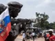 Bandeira russa colocada em estátua de combatente na República Centro-Africana