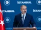 Hakan Fidan em coletiva de imprensa em Istambul sobre ações da Turquia contra Israel no contexto do Hague Group