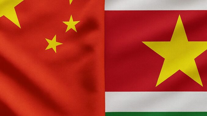 Paisagem diplomática: bandeiras da China e do Suriname lado a lado em frente a uma construção governamental.