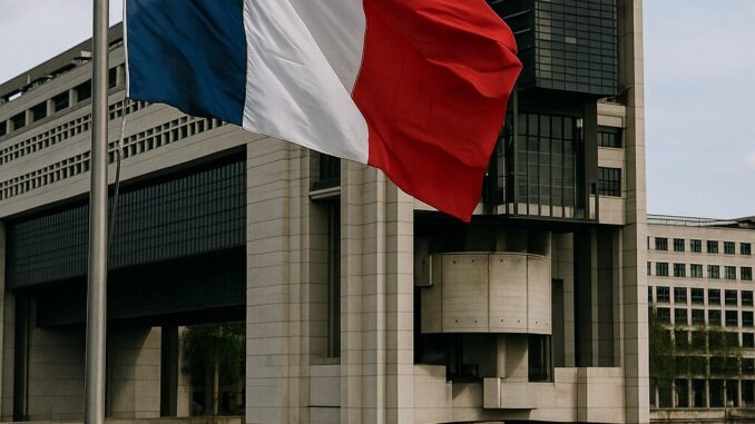 Bandeira da França tremulando em frente ao Ministério da Economia e Finanças, em Paris.