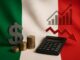 Moeda empilhada, símbolo de dólar, calculadora e gráficos de crescimento e queda sobre a bandeira da Itália, representando desafios econômicos e financeiros do país.