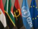 Mistura de bandeiras africanas entrelaçadas com os símbolos da ONU, G20 e União Europeia, representando a colaboração internacional para o desenvolvimento sustentável da África.