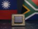 Microchip eletrônico em destaque com as bandeiras de Taiwan e África do Sul desfocadas ao fundo.