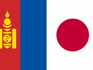 Bandeiras da Mongólia e do Japão lado a lado, representando a cooperação bilateral entre os dois países.
