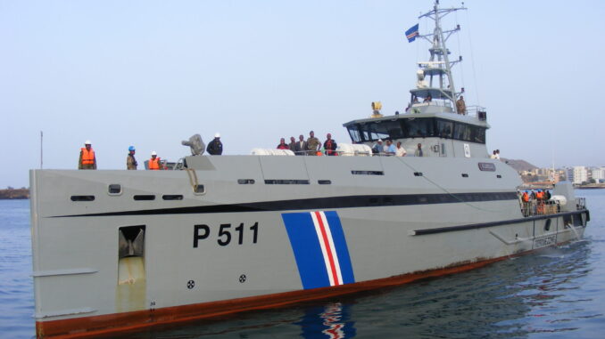 Navio-patrulha "Guardião" da Marinha de Cabo Verde navegando no mar, simbolizando a cooperação em segurança marítima com a União Europeia.