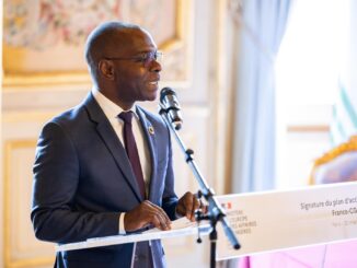 Ministro francês Thani Mohamed‑Soilihi fala durante cerimônia de assinatura do plano de ação França-CGIAR, em Paris, março de 2025**