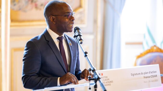 Ministro francês Thani Mohamed‑Soilihi fala durante cerimônia de assinatura do plano de ação França-CGIAR, em Paris, março de 2025**