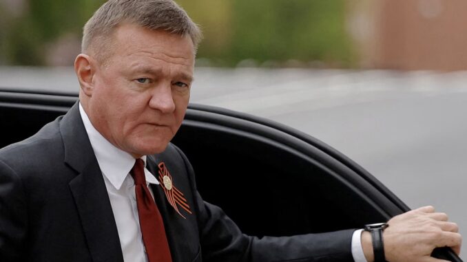 Roman Starovoyt em retrato oficial durante seu mandato como ministro dos Transportes da Rússia