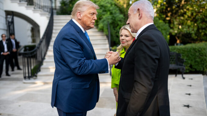 Donald Trump e Benjamin Netanyahu apertando as mãos em encontro oficial, 8 de julho de 2025.
