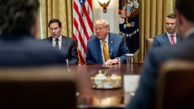 Donald Trump em reunião oficial na Casa Branca com autoridades dos EUA