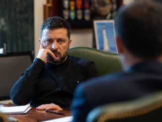 Presidente Volodymyr Zelensky em reunião séria, refletindo sobre negociações diplomáticas.