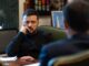 Presidente Volodymyr Zelensky em reunião séria, refletindo sobre negociações diplomáticas.