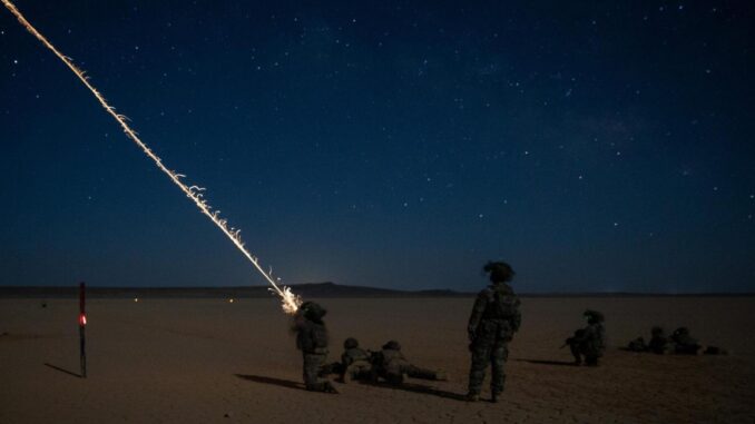 Soldados de infantaria dos EUA disparam metralhadoras e granadas iluminadoras durante treinamento noturno no deserto, sob o comando do CENTCOM.
