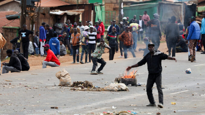 Manifestantes e presença policial durante protesto em Luanda, Angola