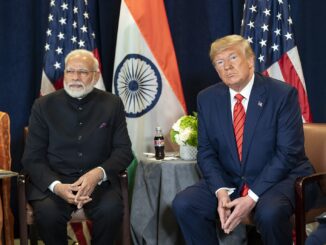 Donald Trump e Narendra Modi durante reunião bilateral na sede da ONU, com bandeiras dos EUA e da Índia ao fundo