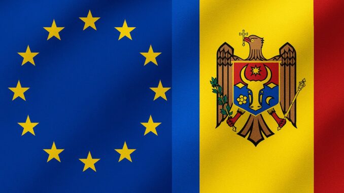 Bandeiras da União Europeia e da Moldávia lado a lado, simbolizando cooperação e integração entre os dois.