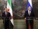 Ministros das Relações Exteriores da Síria e da Rússia, Asaad al-Shibani e Sergey Lavrov, lado a lado durante coletiva de imprensa em Moscou, com bandeiras nacionais ao fundo.