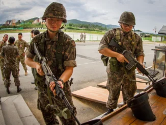 Soldados sul-coreanos limpando suas armas durante treinamento militar
