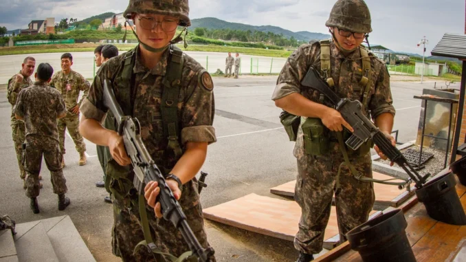 Soldados sul-coreanos limpando suas armas durante treinamento militar