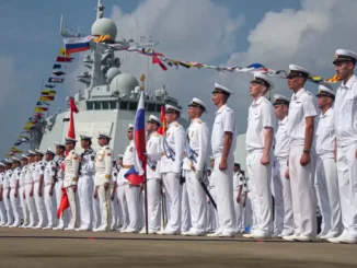 Militares da Rússia e da China durante exercícios navais conjuntos em Zhanjiang, China, 2024.