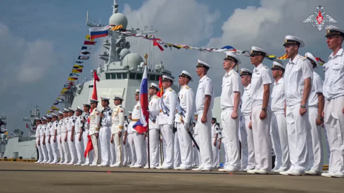 Militares da Rússia e da China durante exercícios navais conjuntos em Zhanjiang, China, 2024.