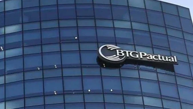 Fachada envidraçada da sede do banco BTG Pactual em Santiago, Chile, com o logotipo visível.