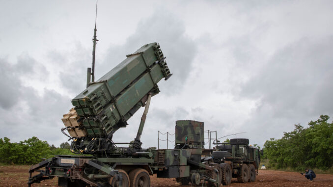 Sistema de mísseis Patriot em posição, pronto para lançamento, durante exercício militar na Croácia