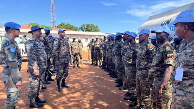 Comandante da UNMISS, Tenente-General Mohan Subramanian, inspeciona tropas em Tambura, Sudão do Sul, garantindo a proteção de civis.