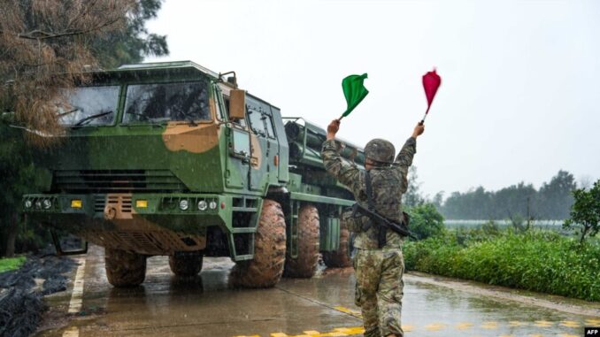 Nesta fotografia de 23 de maio de 2024 divulgada pelo Comando do Teatro Oriental do Exército de Libertação Popular da China, um soldado orientando um lançador de foguetes numa base durante um exercício militar na província de Fujian, no leste da China.