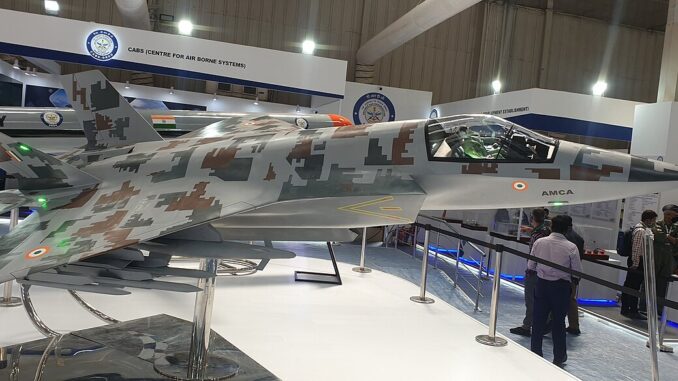 Modelo em escala real do caça indiano AMCA, projeto stealth de quinta geração, exibido na Aero India