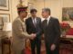 Marechal de campo Asim Munir apertando a mão de Antony Blinken, com Victoria Nuland ao fundo, em uma sala formal durante visita oficial aos EUA.