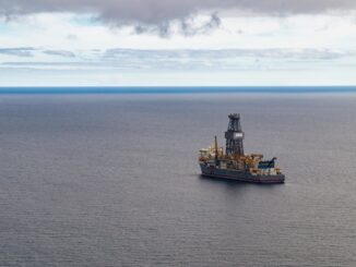 Navio-sonda da BP em operação no mar brasileiro durante campanha de exploração na Bacia de Santos.