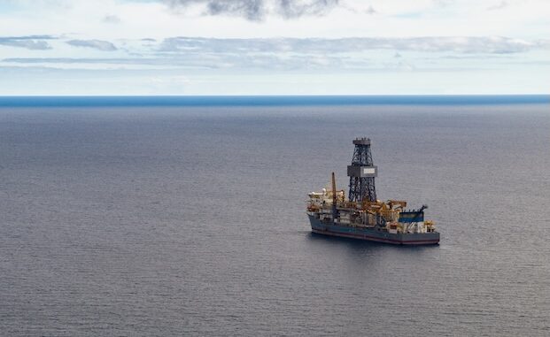 Navio-sonda da BP em operação no mar brasileiro durante campanha de exploração na Bacia de Santos.