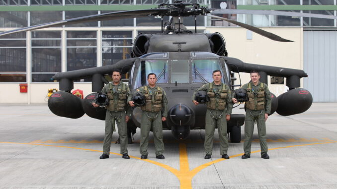 Helicóptero militar colombiano em voo, ilustrando operações antinarcóticos.